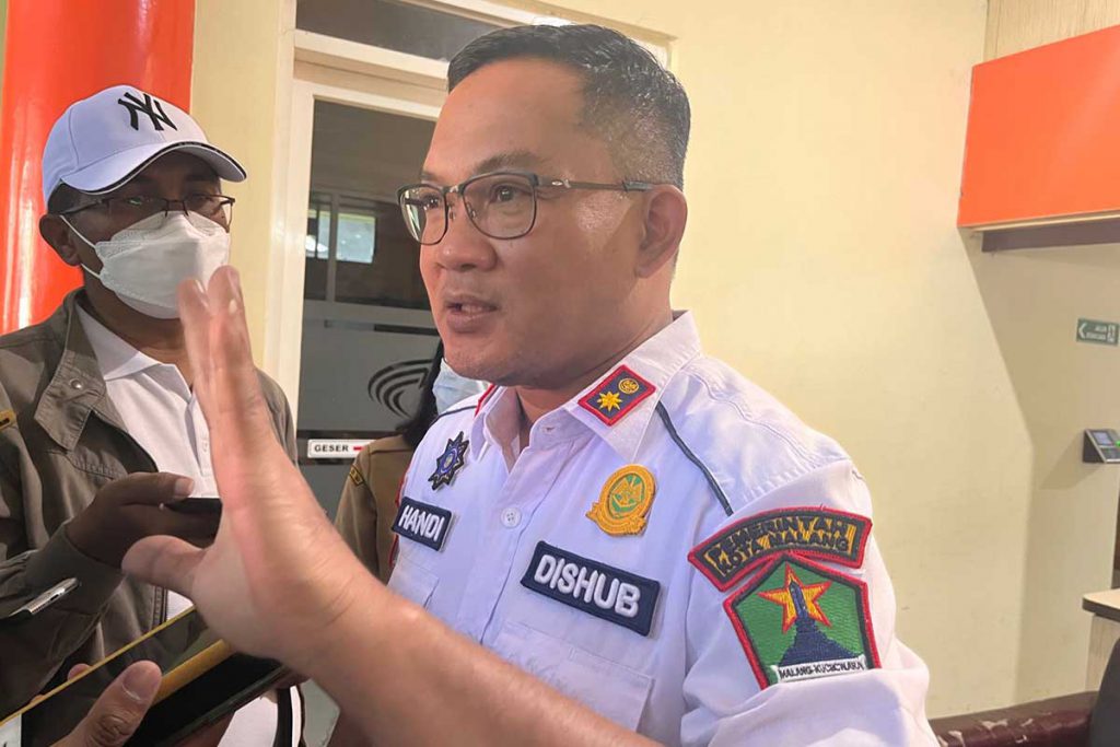 Plt Kadishub Kota Malang, Handi Priyanto, menjawab pertanyaan awak media. (bim) - Kayutangan Street Style Bikin Macet, Dishub Tegaskan Ini