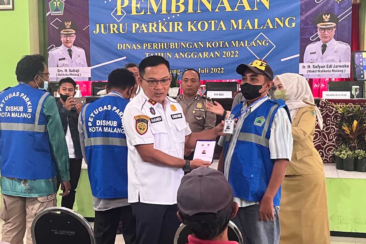 Plt Kadishub Kota Malang, Handi Priyanto, saat memberikan pembinaan kepada perwakilan Jukir Kota Malang. (bim) - 3978 Jukir di Kota Malang akan Dibekali KTA dengan Barcode