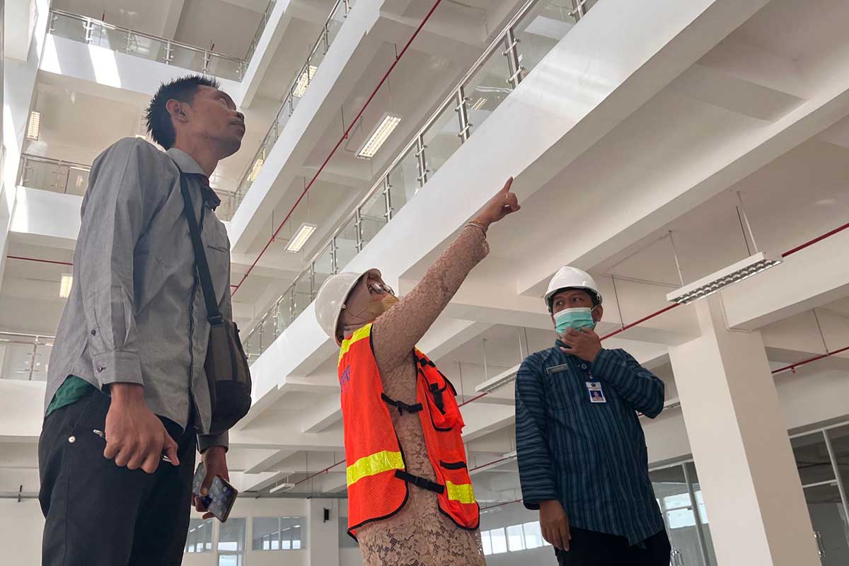 Plt Kepala DPUPRPKP Kota Malang, Ir Diah Ayu Kusumadewi, saat meninjau langsung progres pembangunan MCC. (bim) - Progres Pembangunan Gedung MCC 98,3 Persen, Bakal Rampung Minggu Depan