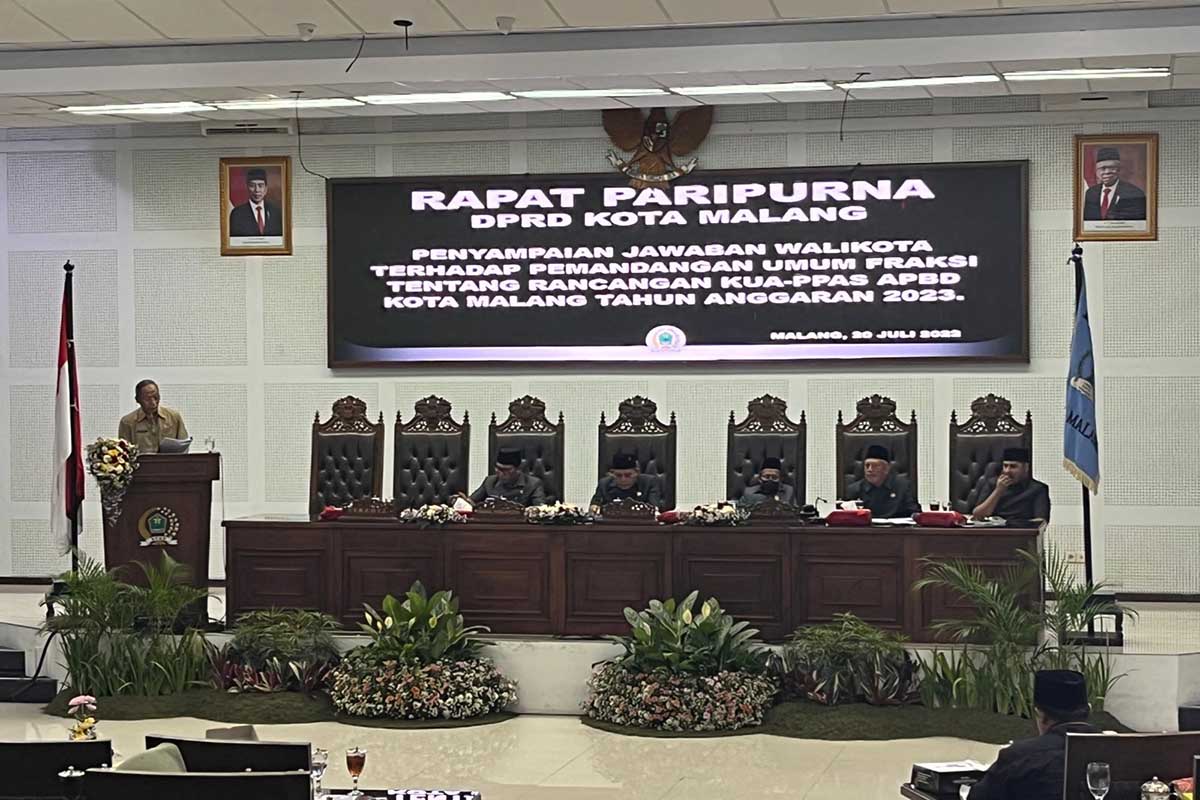 Plt Sekda Pemkot Malang, saat membacakan jawaban Wali Kota Malang terhadap PU fraksi DPRD Kota Malang. (bim) - DPRD Kota Malang Kecewa Atas Jawaban Wali Kota terhadap PU Fraksi