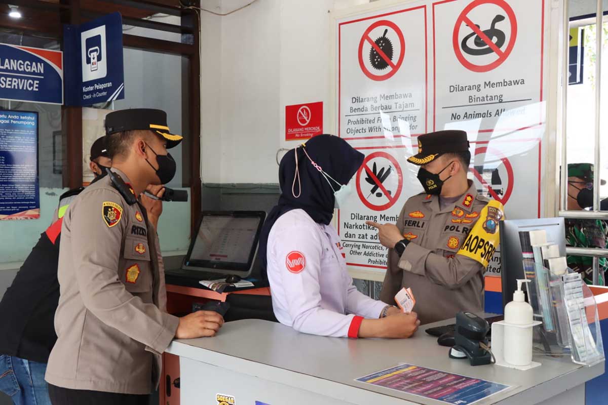 PENGECEKEN: Polri dan TNI, melakukan pengecekan pemberangkatan dan vaksinasi di Stasiun Kepanjen. (Ist) - Penumpang Transportasi Udara Wajib Sudah Vaksinasi Booster
