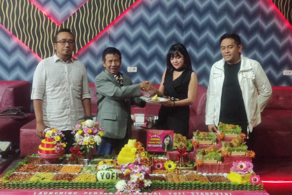 Potong tumpeng, prosesi peluncuran lagu 'Bendungan Karangkates', penyanyi Yofi Syahputri, dan 'Ebes Music Production'. (rhd) - Orbitkan Yofi Syahputri, Ebes Inep Luncurkan Lagu 'Bendungan Karangkates'