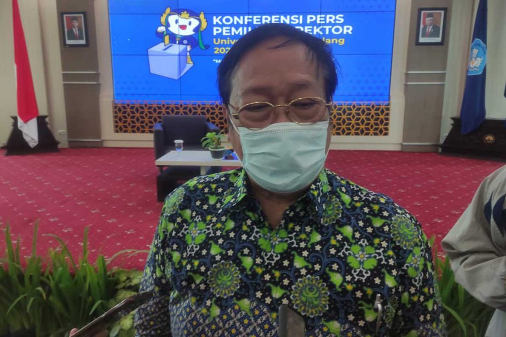 Prof Dr H Sukowiyono SH MHum, menjawab pertanyaan awak media. (rhd) - Universitas Negeri Malang Buka Pendaftaran Calon Rektor, Begini Persyaratannya