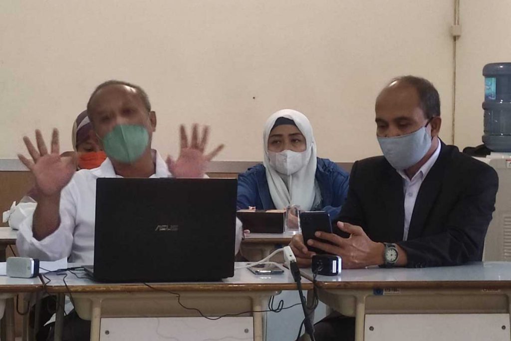 Prof Dr Ing Setyawan Purnomo Sakti, MEng (kiri), menjawab pertanyaan awak media, didampingi Kahumas UB. (rhd) - Kemendikbudristek Kucurkan Matching Fund Rp11,7 Miliar pada 23 Tim Dosen UB