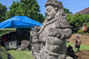 Proses ekskavasi atau penggalian Arca Dwarapala. (ist) - Posisi Duduk Arca Dwarapala Menjadi Teka-teki Sejarah