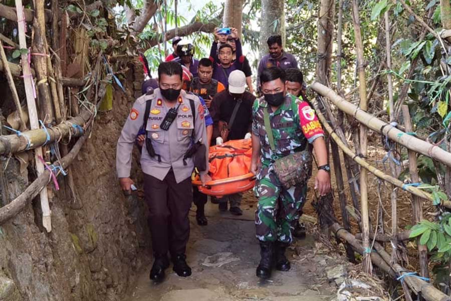 Proses evakuasi Mr. X. (ist) - Laki-laki Tanpa Identitas Ditemukan Tak Bernyawa di Sungai Bango