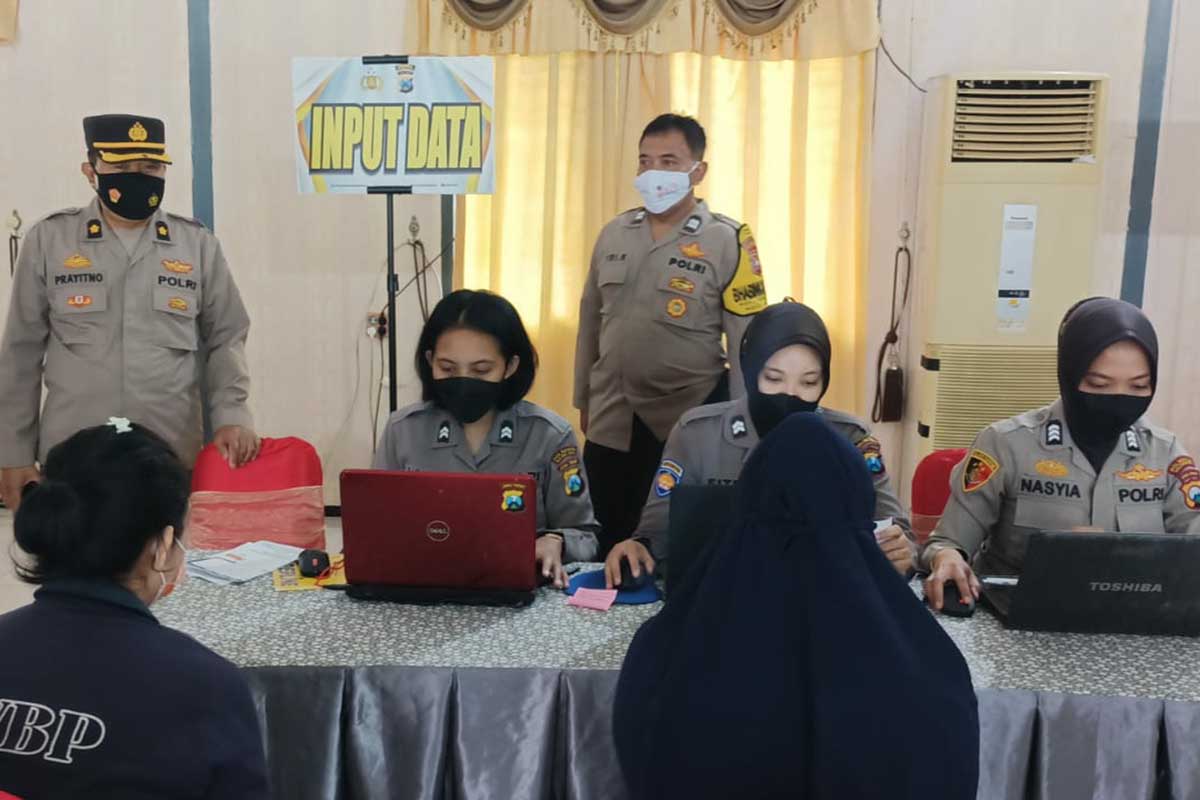 Proses vaksinasi Polresta Malang Kota di Lapas Kelas 2 Sukun, Kota Malang. (ist) - Polresta Malang Kota Terus Bantu Kejar Pencapaian Vaksinasi Booster