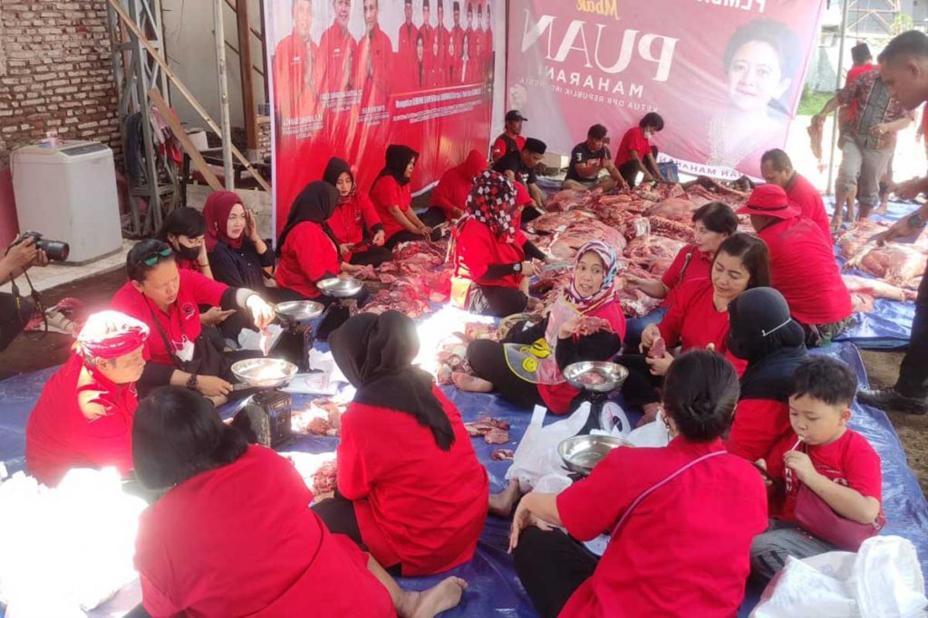 Prosesi pengemasan hewan kurban. (rhd) - Pastikan ASUH, DPC PDI-P Percayakan Sembelih Hewan Kurban di RPH Kota Malang