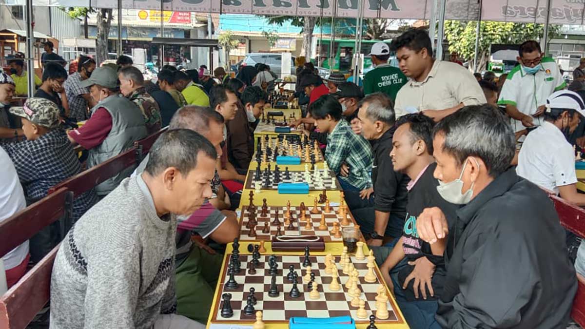 Pungky Wahyu Febrian Wasit Nasional saat bagikan kartu sekor. (ful) - Atlet Catur Pionmas Raih Prestasi di Catur Cepat