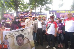 Ratusan massa gelar aksi damai di depan Pengadilan Negeri Kelas satu Malang. (ws6) - Ratusan Massa Minta Julianto Dijatuhi Hukuman Maksimal