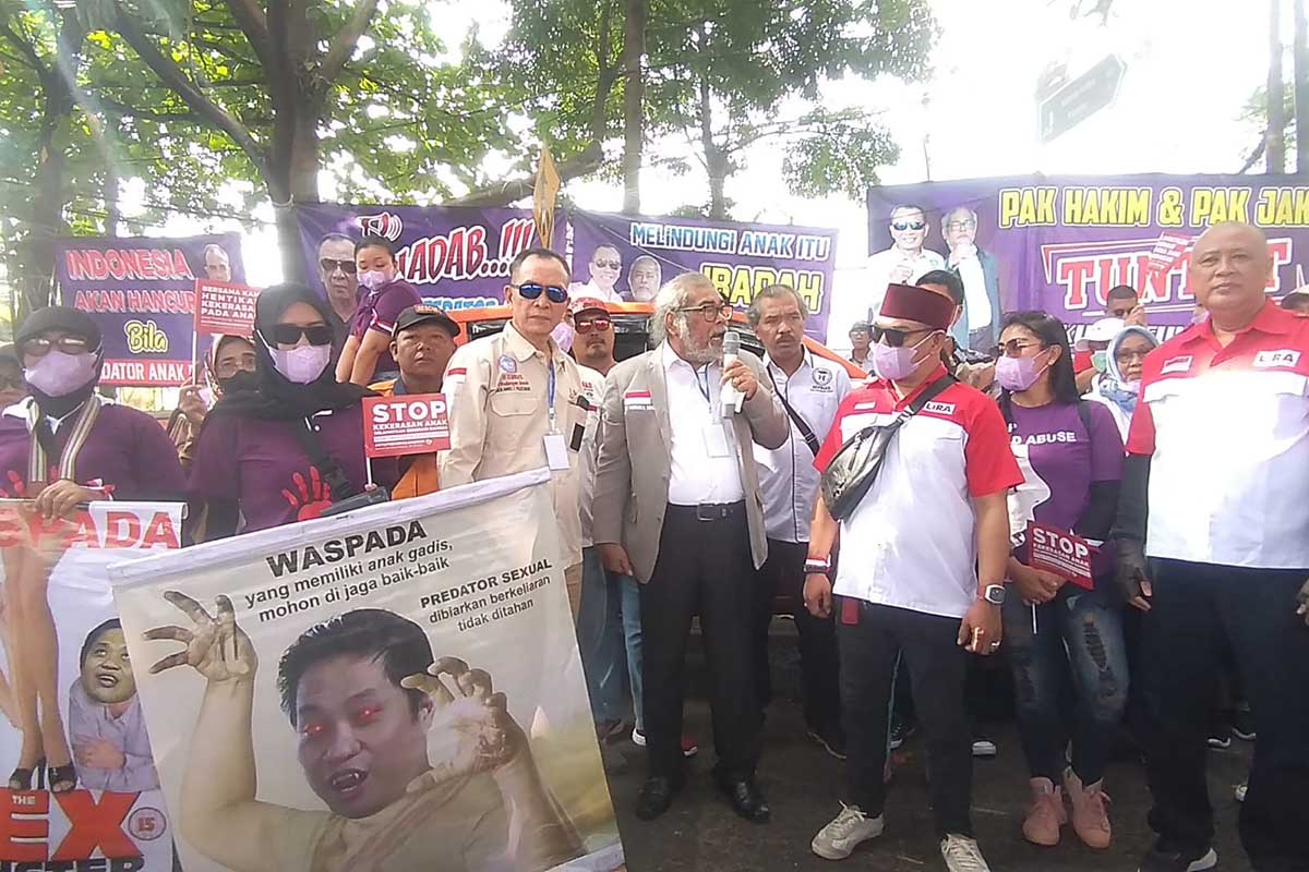 Ratusan massa gelar aksi damai di depan Pengadilan Negeri Kelas satu Malang. (ws6) - Ratusan Massa Minta Julianto Dijatuhi Hukuman Maksimal