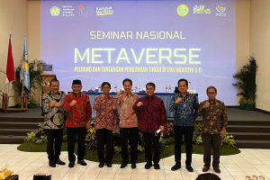 Rektor ITN, Prof Abraham Lomi, bersama keynot speaker Semnas Metavers dan beberapa undangan yang hadir. (bim) - ITN Malang Gelar Semnas Metaverse Membaca Peluang dan Tantangan di Revolusi Industri 5.0