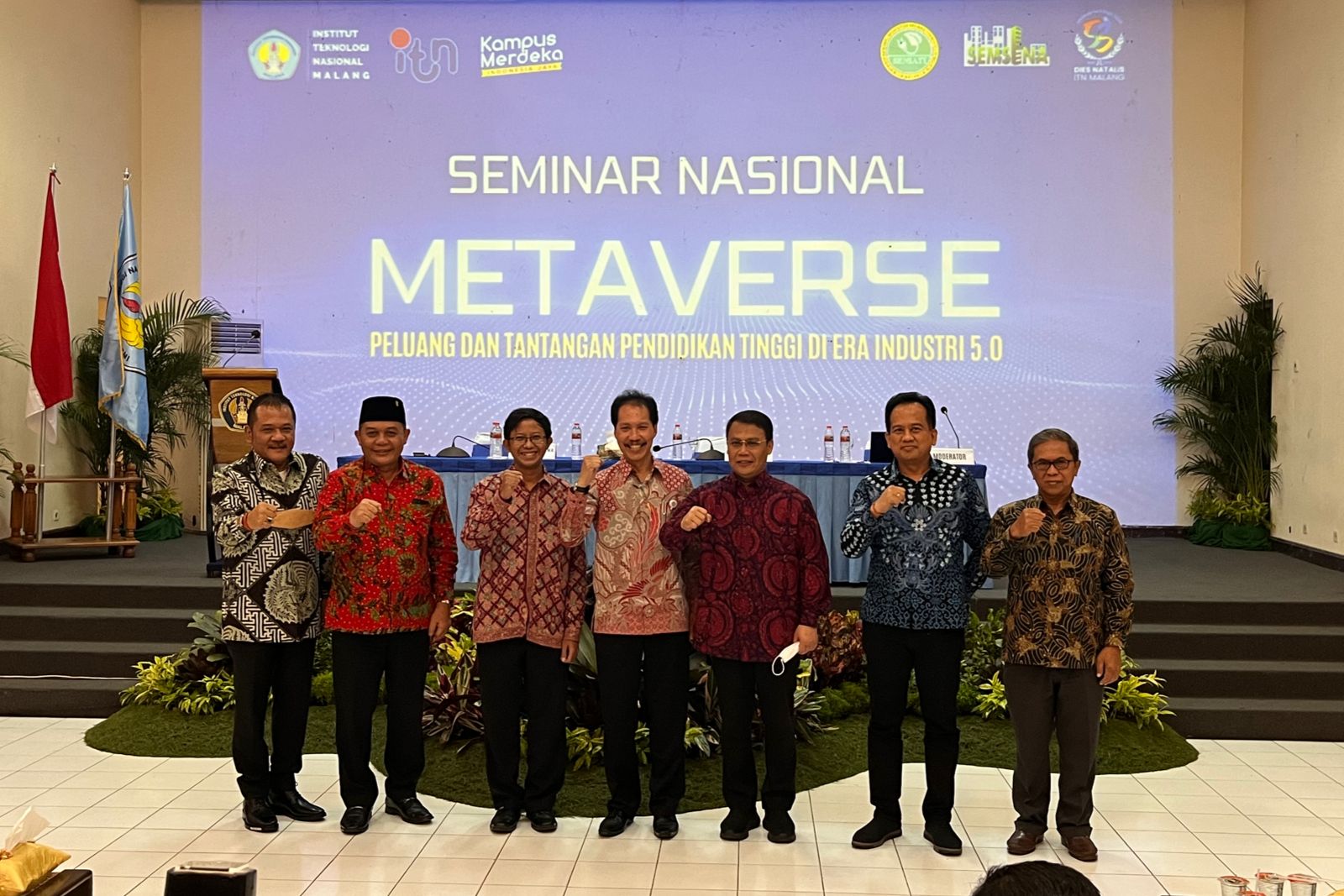 Rektor ITN, Prof Abraham Lomi, bersama keynot speaker Semnas Metavers dan beberapa undangan yang hadir. (bim) - ITN Malang Gelar Semnas Metaverse Membaca Peluang dan Tantangan di Revolusi Industri 5.0