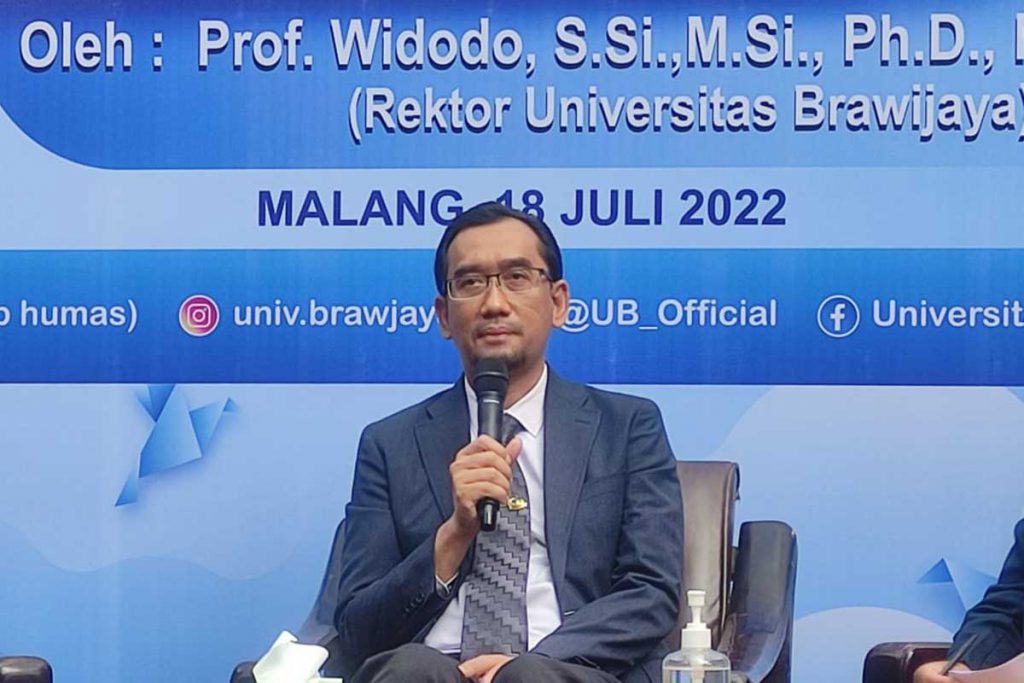 Rektor UB, Prof Widodo SSi MSi PhD MedSc, menjawab pertanyaan awak media. (rhd) - UB Bentuk Center of Excellence, Implementasi MBKM Penuhi Kebutuhan Du-Di