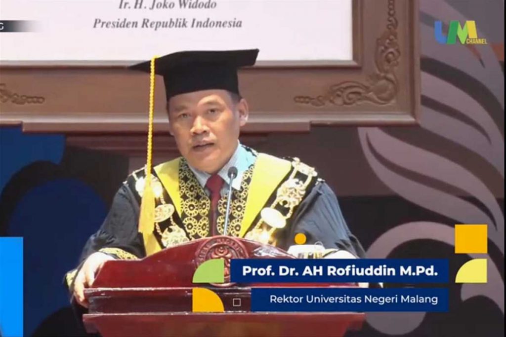 Rektor UM, Prof Dr AH Rofi’uddin MPd, memberikan sambutan. (ist) - UM Gelar Wisuda ke-113 Full Luring Bersama Kedua Orang Tua