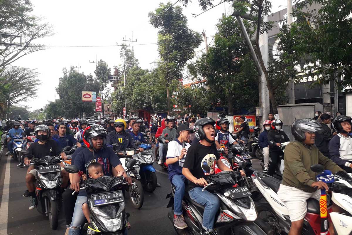 Rombongan Aremania yang turut mengiringi kedatangan para punggawa Arema FC. (bim) - Ribuan Aremania Sambut Kedatangan Arema FC 'The Champions' Piala Presiden 2022