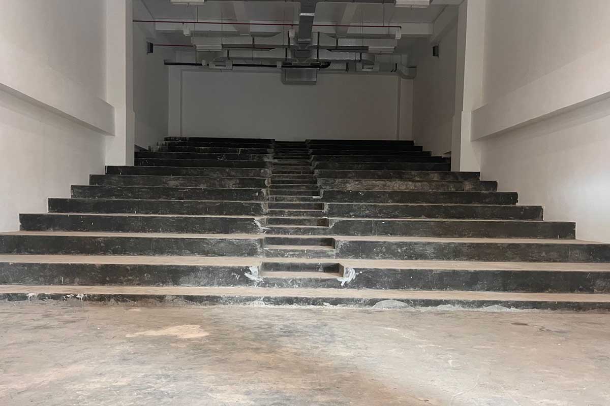 Ruang Bioskop Gedung MCC lantai enam, lantai retak ditemukan oleh DPUPRPKP Kota Malang saat sidak. (bim) - MCC Belum Diresmikan, Lantai Ruang Bioskop Retak, Pagar Gedung Kurang Kokoh