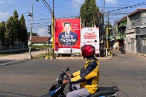 Salah satu banner Capres yang terpampang di Jalan Ranugrati dekat SPBU Pertamina. (bim) - Banner Deklarasi Capres 2024 Mejeng di Kota Malang Tanpa Izin