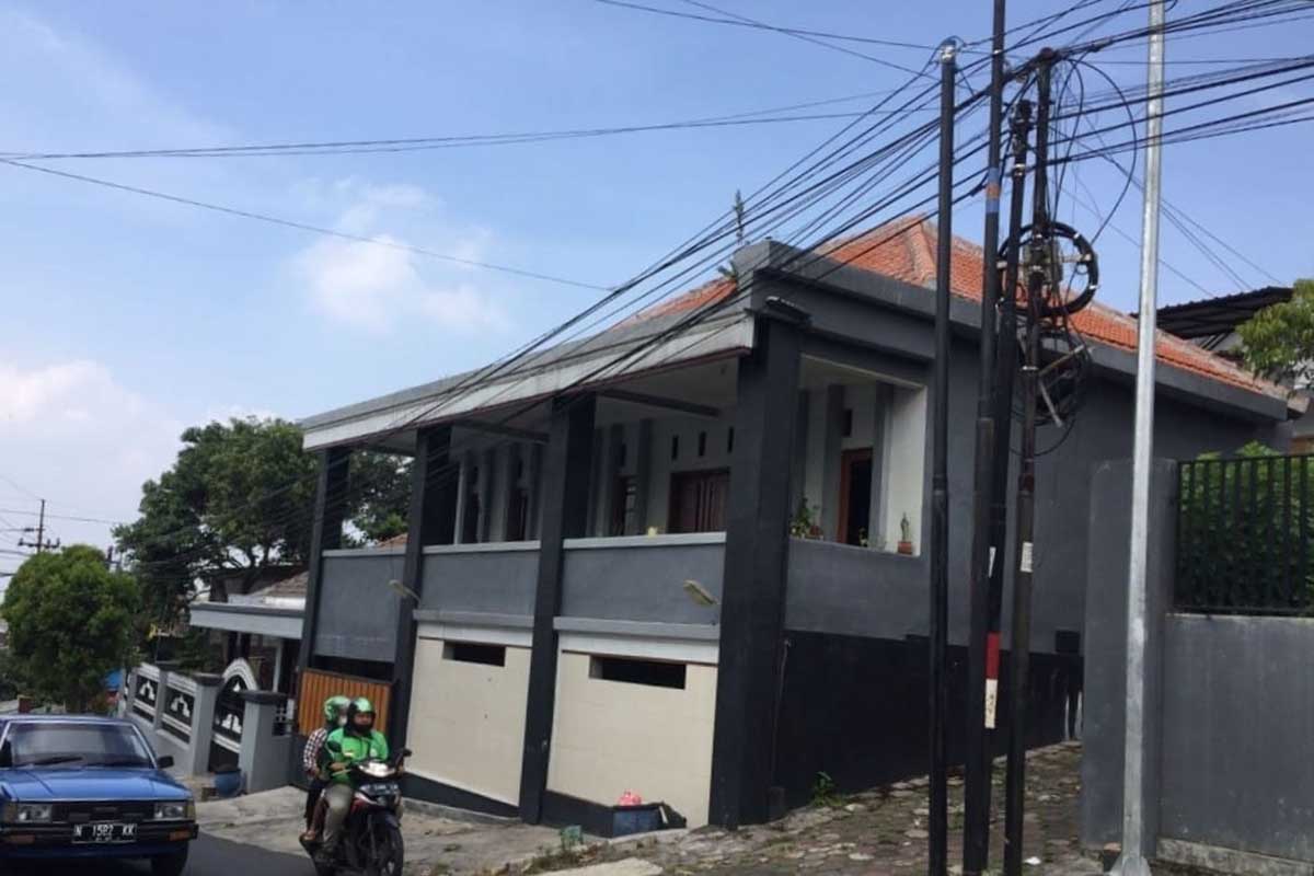 Salah satu contoh penempatan tiang yang dianggap tidak rapi dan mengganggu. (dik) - PUPR Batu Ancam Bongkar Tiang Internet Tak Berizin