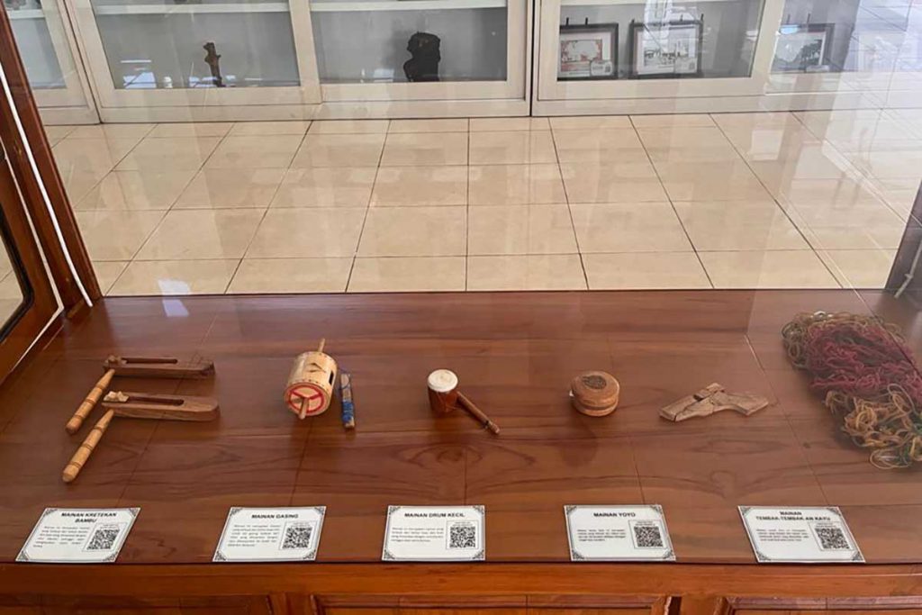 Salah satu koleksi di Museum Pendidikan, dengan tema mainan tradisional. (bim) - Buka Kembali, Disdikbud Kota Malang Fungsikan Museum Pendidikan Untuk Semua Event