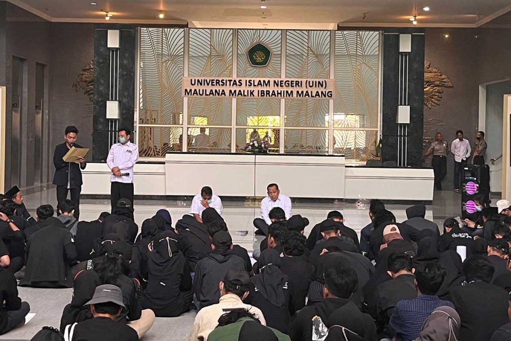 Salah satu mahasiswa membacakan tuntutan aksi, di depan pihak Rektorat UIN Malang. (bim) - Aliansi Mahasiswa UIN Malang Tuntutkan Hasil Serapan E-Complain Sema ke Pimpinan Kampus
