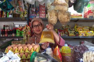 Salah satu pemilik toko pracangan di pasar relokasi Stadion Gelora Brantas, Sumirah. (ist) - Beli Migor Curah Pakai Peduli Lindungi Dianggap Merepotkan