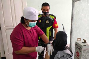 Salah satu warga menerima suntikan vaksin booster. (ist) - Puluhan Warga Pandanwangi Vaksin Booster