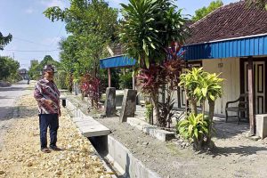 SALURAN AIR: Saluran air yang dibangun Pemdes Ngraho bisa mengatasi banjir sekaligus tersedianya irigasi untuk pertanian - Bangun Saluran Air, Atasi Banjir Sekaligus Jamin Irigasi - Camat Ngraho Apresiasi Kemajuan Pembangunan Desa Ngraho