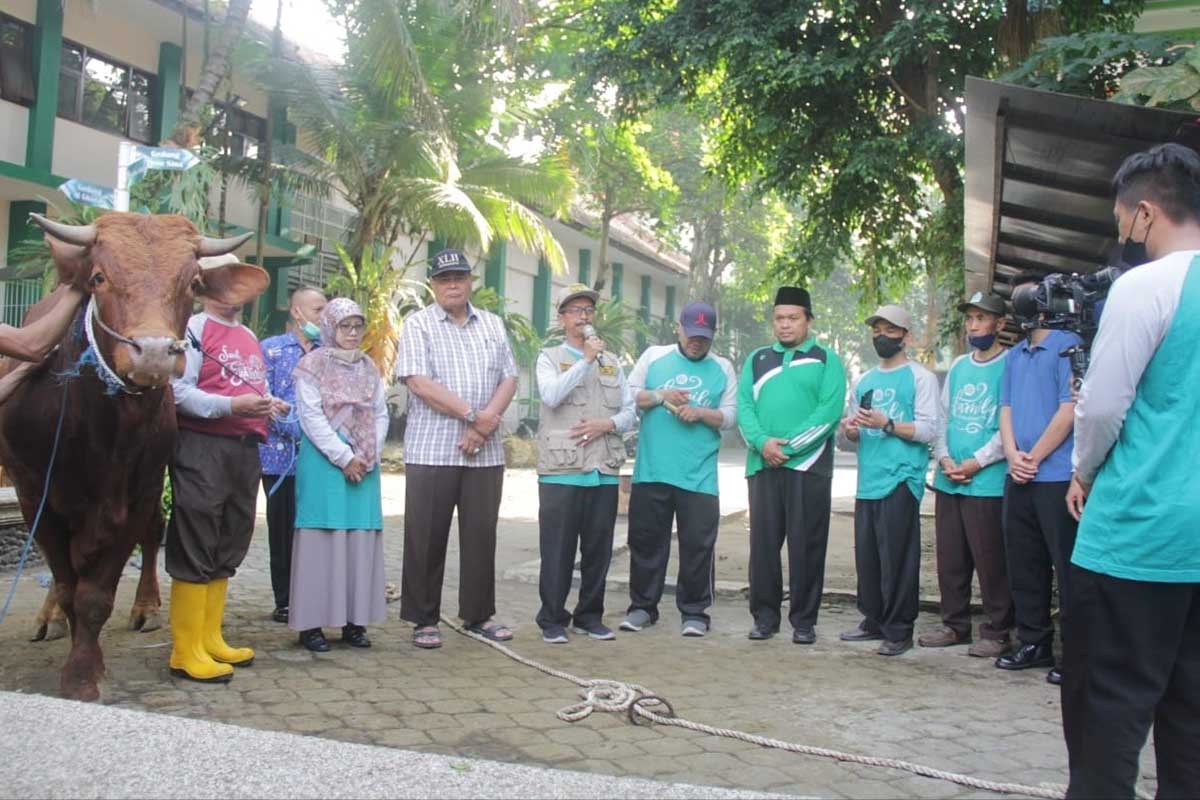 Samsudin membuka seremoni penyembelihan hewan kurban, diawali sapi jenis Limousine. (ist) - Rangkaian Iduladha, MTsN 1 Kota Malang Sembelih Sapi Limousine - Gelar manasik haji, penyembelihan hewan kurban dan baksos