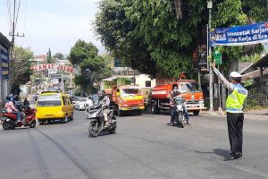 Satlantas Polres Batu lakukan Gatur lantas di simpang Bendo Batu. (ist) - Weekend, Tim Urai Satlantas Polres Batu Siaga di Titik Rawan