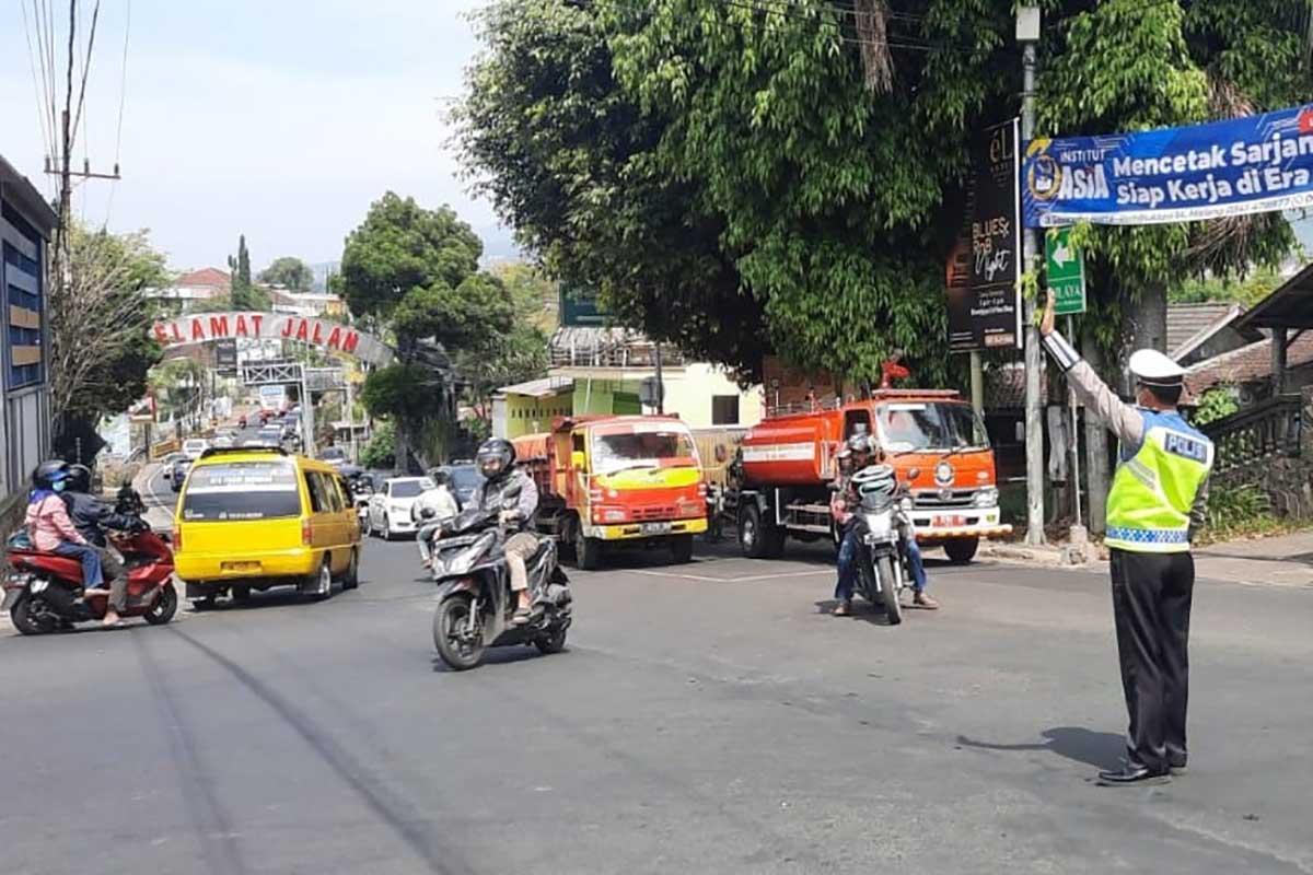 Satlantas Polres Batu lakukan Gatur lantas di simpang Bendo Batu. (ist) - Weekend, Tim Urai Satlantas Polres Batu Siaga di Titik Rawan