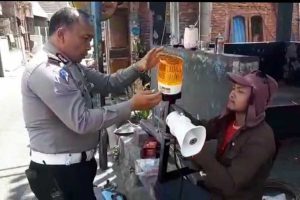 Satlantas Polresta Makota memasang Sirine dan rotator di perlintasan kereta. (ist) - Peduli Perlintasan Kereta, Satlantas Polresta Makota Pasang Sirine dan Rotator