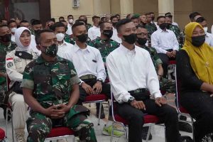 PERSIAPAN SELEKSI: Sebanyak 44 orang calon prajurit beserta orang tua/wali yang akan mengikuti seleksi rekruitmen calon Bintara PK Reguler dan calon Bintara Jalur Lintas Agama TNI AD TA 2022 berkumpul di Aula Jenderal Sudirman Makorem 081/DSJ, Senin (18/7/2022) - Danrem 081/DSJ Kolonel Deni Peduli Masa Depan Anak-anak Anggotanya