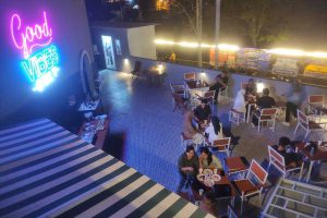 Sensasi ngopi dan resto menikmati dinginnya udara Kota Malang. (rhd) - Padukan Rooftop, Ngopi dan Resto, Kateko Malang Beda dari Kafe Kebanyakan