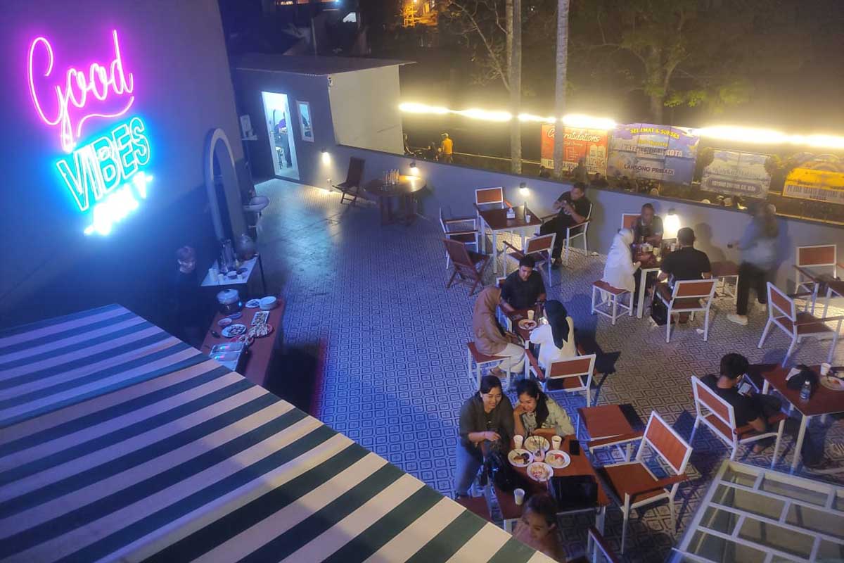 Sensasi ngopi dan resto menikmati dinginnya udara Kota Malang. (rhd) - Padukan Rooftop, Ngopi dan Resto, Kateko Malang Beda dari Kafe Kebanyakan
