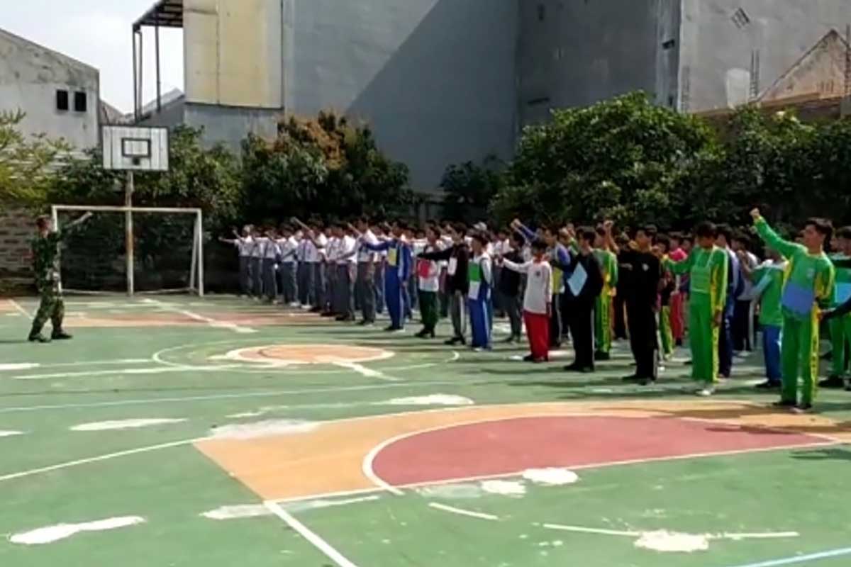Siswa SMK-PU dilatih Babinsa Pandanwangi. (ist) - Babinsa Pandanwangi Latih PBB Siswa SMK-PU