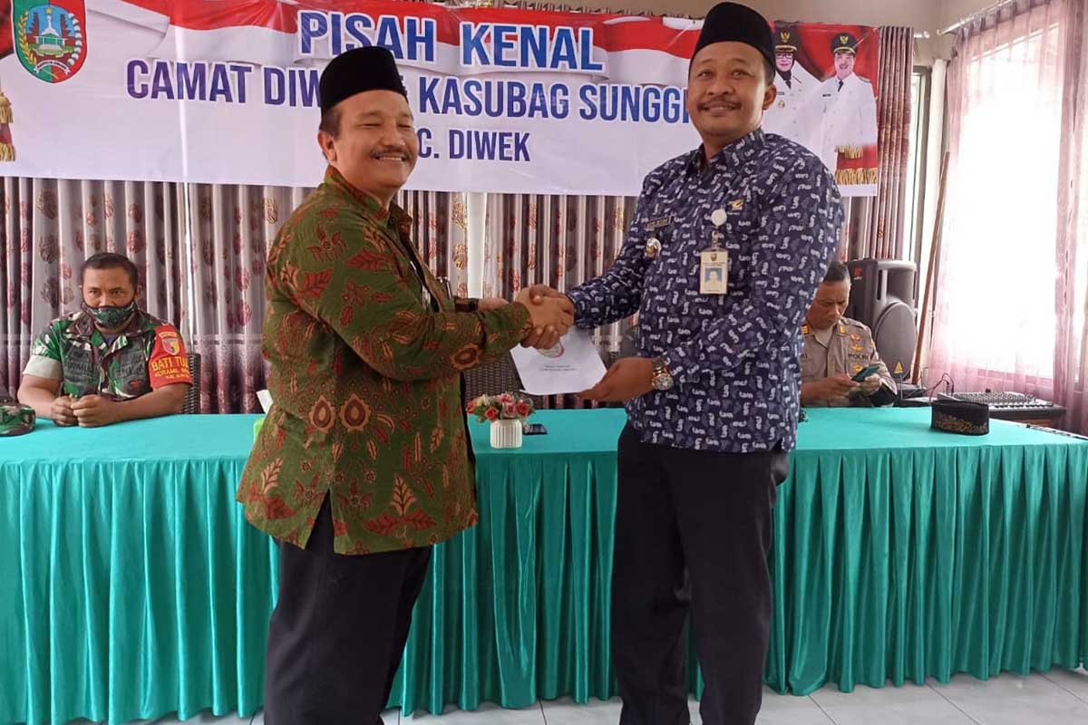 Sudiro Setiyono (kanan) dan Agus Sholihudin (kiri) saat pisah sambut Camat Diwek. (ful) - Pisah Sambut Camat Diwek, Sudiro: Bertambah Ilmu
