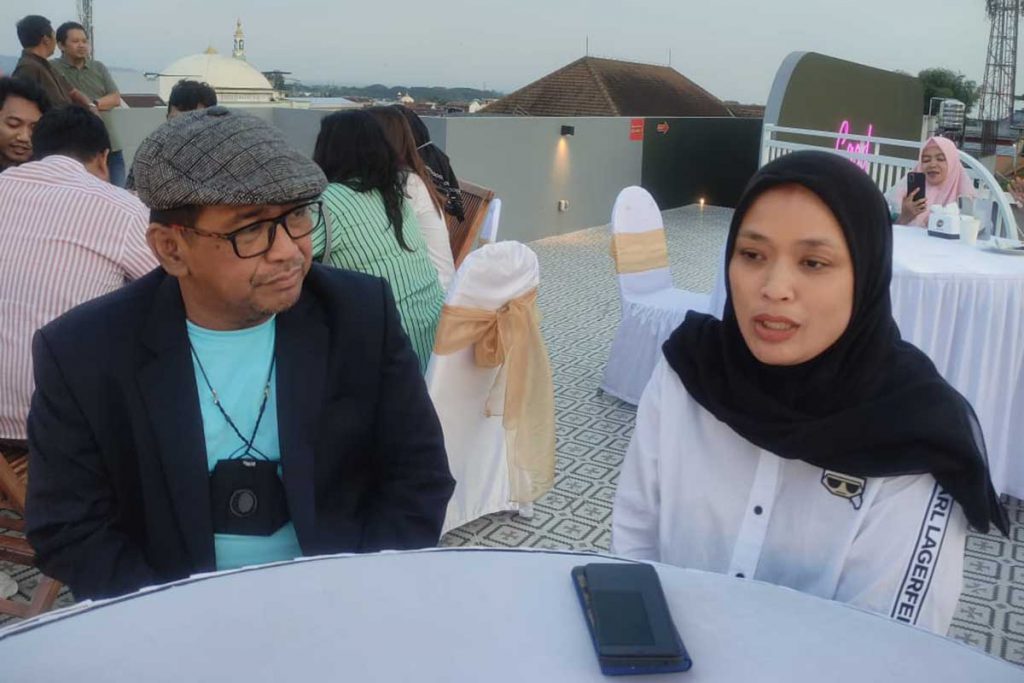 Sugeng dan Nurul Asmina, menjelaskan konsep Kateko Malang. (rhd) - Padukan Rooftop, Ngopi dan Resto, Kateko Malang Beda dari Kafe Kebanyakan