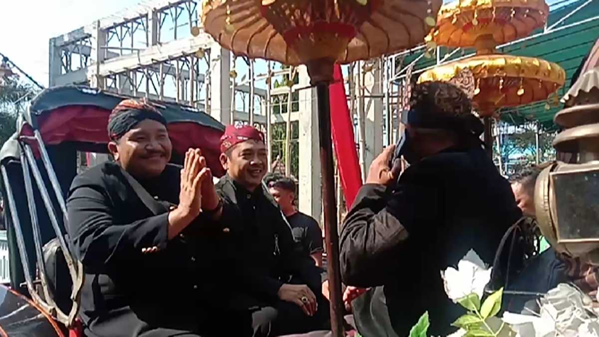 Sumrambah Berangkatkan Pawai Budaya Sedekah Desa Balungbesuk
