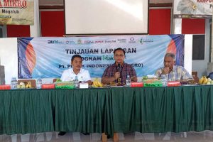 Sumrambah, ketua KTNA Jatim (kanan), Yeka Hendra Fatika, Ombudsman (tengah) dan Gatot Gemburo Marketing PT PI (kiri). (ful) - Sumrambah Tinjau Lapangan Program Makmur Bersama Ombudsman