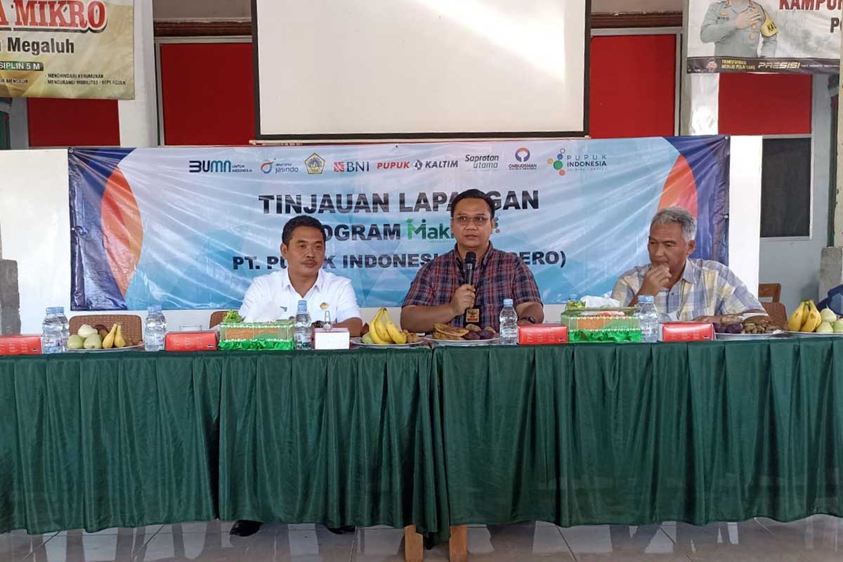 Sumrambah, ketua KTNA Jatim (kanan), Yeka Hendra Fatika, Ombudsman (tengah) dan Gatot Gemburo Marketing PT PI (kiri). (ful) - Sumrambah Tinjau Lapangan Program Makmur Bersama Ombudsman