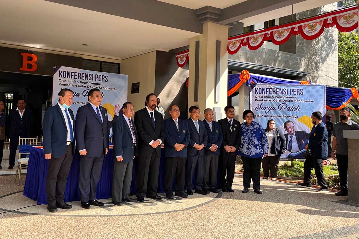Surya Paloh bersama jajaran Dekanat FISIP UB, saat prosesi konferensi pers dengan awak media. (bim) - FISIP UB Beri Gelar Doktor Kehormatan Bidang Sosiologi Politik untuk Surya Paloh