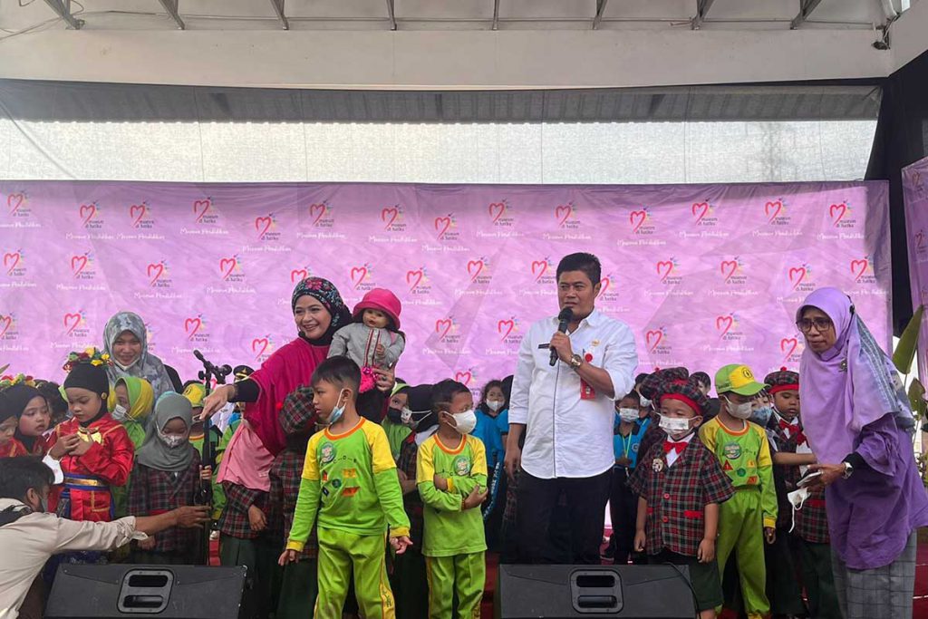 Susan dan Kak Ria Enes saat menghibur para siswa TK. (bim) - Buka Kembali, Disdikbud Kota Malang Fungsikan Museum Pendidikan Untuk Semua Event