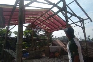 TKP gantung diri. (ws6) - Warga Pakisaji Ditemukan Anaknya Meninggal Gantung Diri