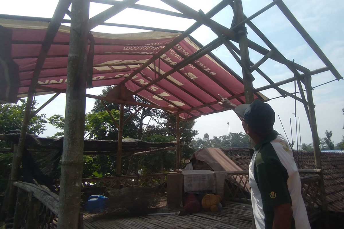 TKP gantung diri. (ws6) - Warga Pakisaji Ditemukan Anaknya Meninggal Gantung Diri