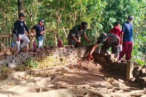 TNI-Rakyat Karang Besuki kerja bakti bersihkan makam. (ist) - Manunggal TNI-Rakyat Karang Besuki Kerja Bakti Bersihkan Makam