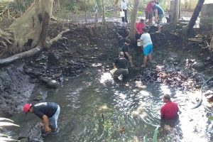 TNI-Rakyat kerja bakti massal Bersih Desa Mojolangu. (ist) - Manunggal TNI-Rakyat Kerja Bakti Massal Bersih Desa Mojolangu