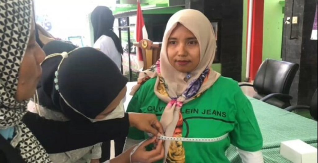 PELATIHAN: Disperinaker Bojonegoro menggelar pelatihan menjahit dan bordir. Tampak peserta mempraktikan alat ukur baju. (ist) - Disperinaker Bojonegoro Gelar Pelatihan Menjahit dan Bordir