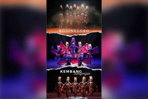 Seniman Bojonegoro tengah membawakan Tari Kembang Kahyangan - Tari Kembang Kahyangan Bojonegoro Raih Penghargaan di Festival Karya Tari Jawa Timur