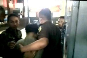 Terdakwa JE sesaat setelah tiba di LP Lowokwaru. (ist) - Penetapan Penahanan Terbit, JE Dijebloskan ke Lapas Lowokwaru Malang